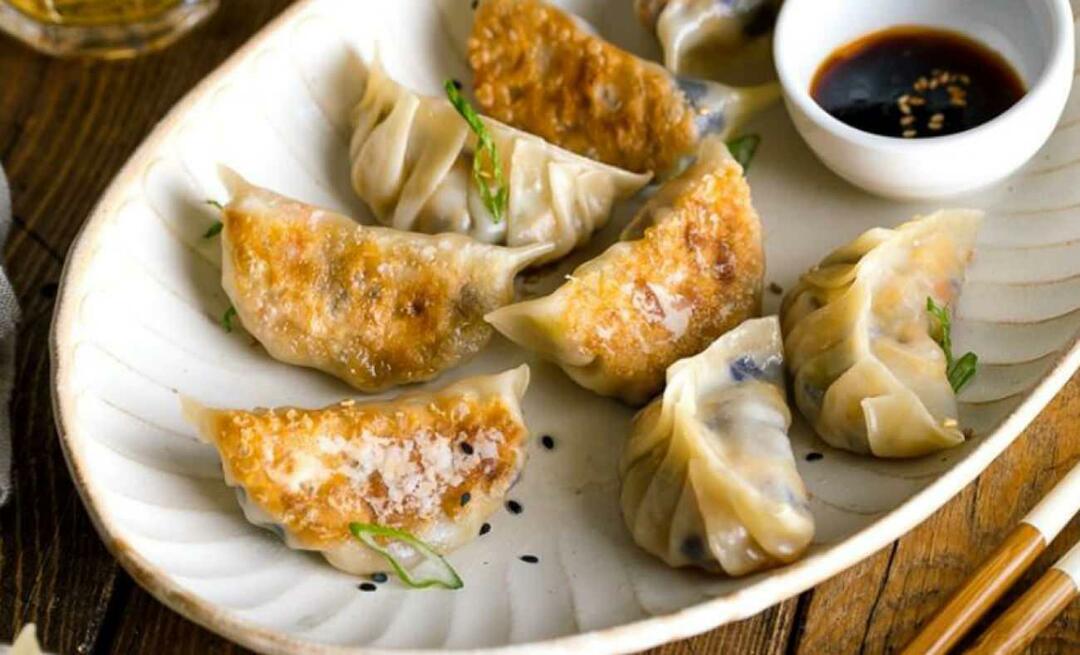 Come fare i gyoza Qual è la ricetta dei ravioli giapponesi gyoza? Ecco i ravioli croccanti e succosi...