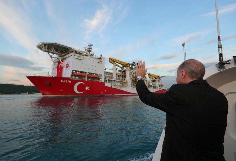 Nave conquistatrice che trova riserve di gas naturale nel Mar Nero 