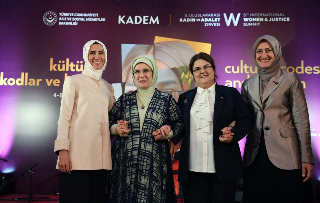 La first lady Erdoğan ha incontrato Kaoutar Krikou, ministro della solidarietà nazionale, della famiglia e dello status femminile dell'Algeria.