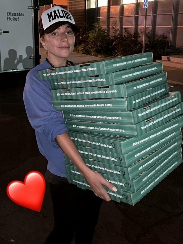 La famosa Lady Gaga diventa distributore di pizza