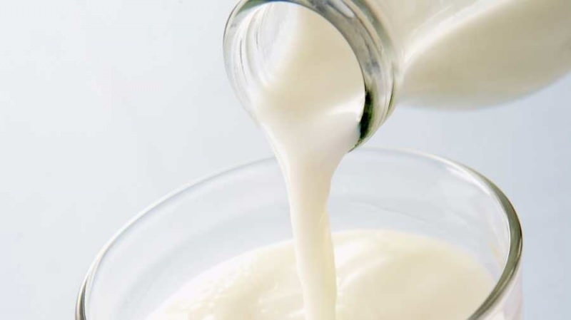Cosa si fa per evitare di farlo mentre si versa il latte? Tecnica di versamento del latte senza spruzzi di latte su di te