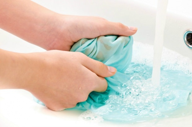 Come pulire la macchia del bucato colorato?
