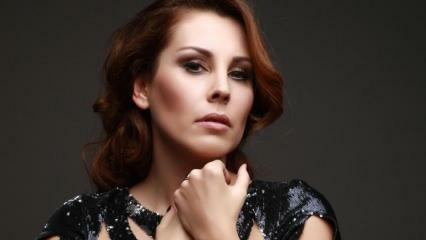 La cantante Funda Arar ha attirato l'attenzione con la sua faccia di botox