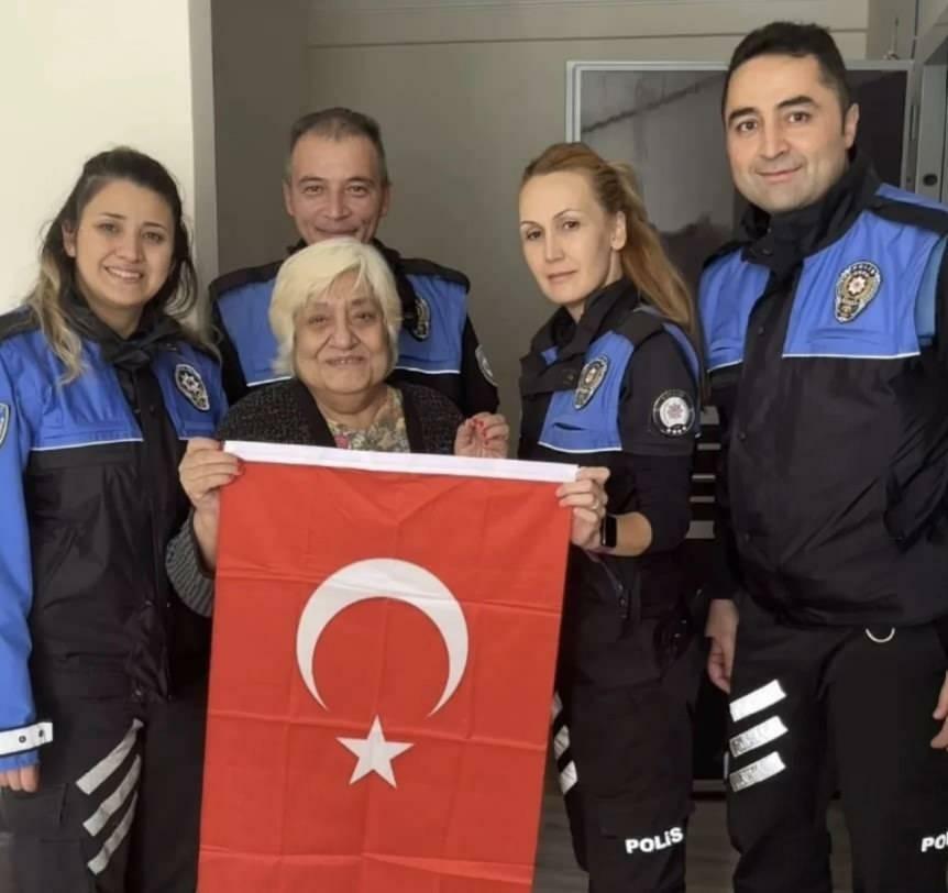 Sorpresa di Nazan Çim e delle squadre di polizia