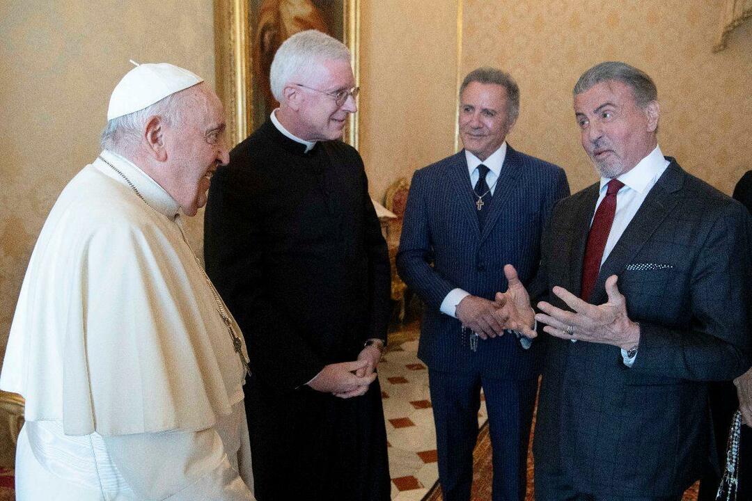 Sylvester Stallone ha fatto visita a Papa Francesco con la sua famiglia