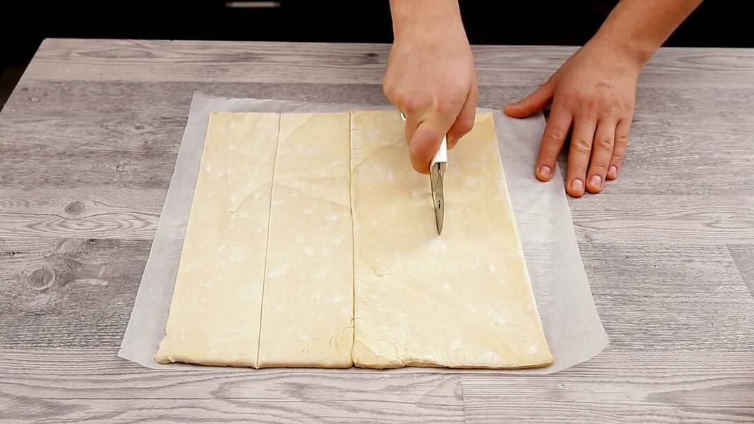 Tagliate la pasta sfoglia nel senso della lunghezza