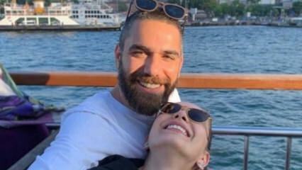 Kadir Doğulu e Neslihan Atagül sono sul traghetto Eminönü!