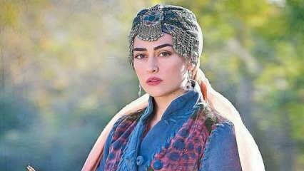 Esra Bilgiç, che interpreta Halime Sultan, il favorito di Diriliş Ertuğrul, è diventato il volto della pubblicità in Pakistan