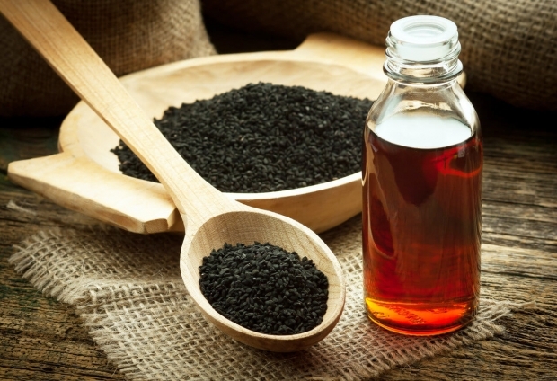 L'olio di semi neri riduce le cellule dannose sulla superficie della pelle. 