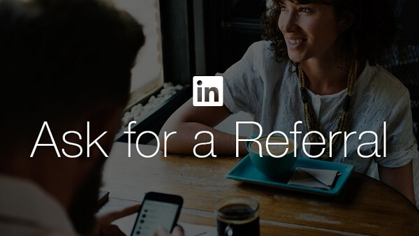  LinkedIn sta rendendo più facile per le persone in cerca di lavoro richiedere un rinvio da un amico o un collega con il nuovo pulsante Richiedi un referral di LinkedIn.