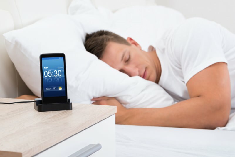 Dormire vicino al cellulare provoca gravi malattie