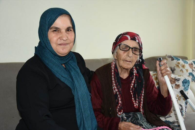 La nonna Fatma di 95 anni, malata di cuore e ipertensione, ha sconfitto Kovid-19