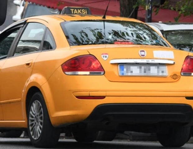 Berrak Tüzünataç ha preso un taxi gratuitamente