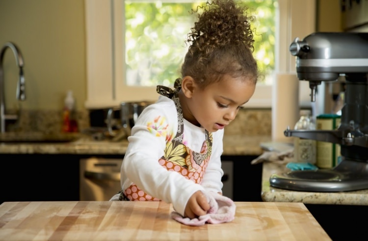 Quali faccende domestiche possono fare i bambini?