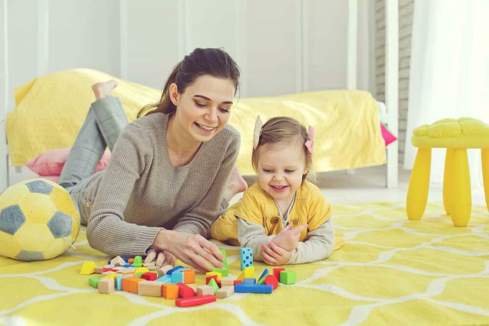 madre che gioca con suo figlio