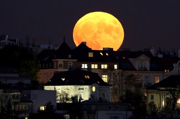 Se la super luna è vicino alla terra, la superficie della luna diventa rossa