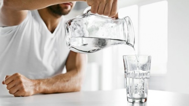 Come perdere peso bevendo acqua? Dieta acquosa che indebolisce 7 chili in una settimana! Bere acqua in peso