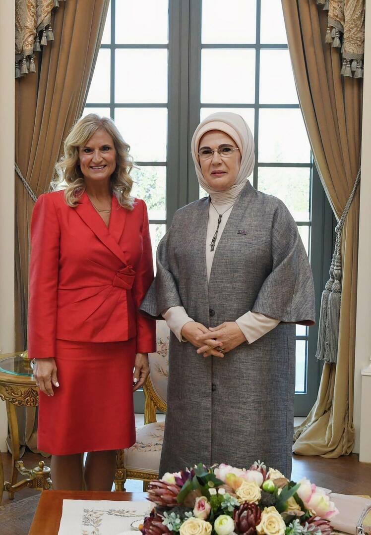Emine Erdoğan ha incontrato la moglie dell'ambasciatore statunitense ad Ankara Cheryl Flake