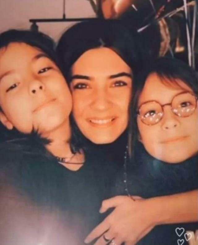 Tuba Büyüküstün ha condiviso una foto con le sue figlie