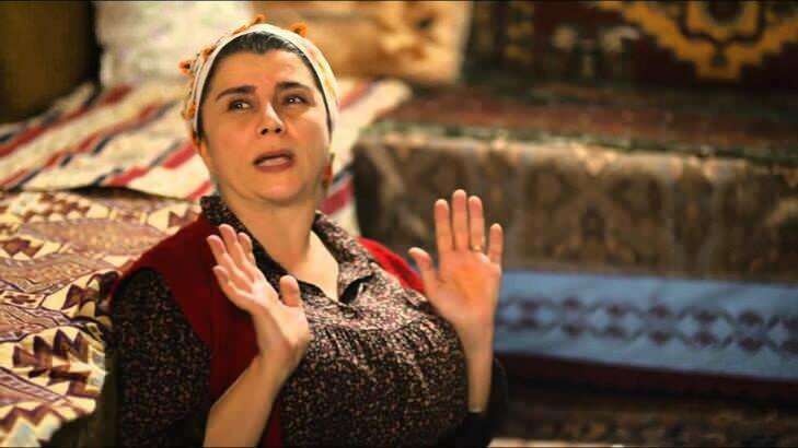 Chi è davvero Gülcihan, la madre di Girl in the Glass Sedat? Chi è Devrim Yakut e quanti anni ha?