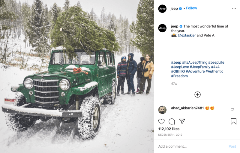 post di instagram di @jeep che mostra una famiglia alla fine della caccia all'albero di Natale con un albero in cima alla loro jeep, immerso nella neve e nel bosco