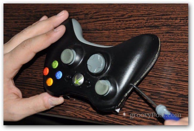 Cambia le levette analogiche del controller Xbox 360 smontando la custodia del controller