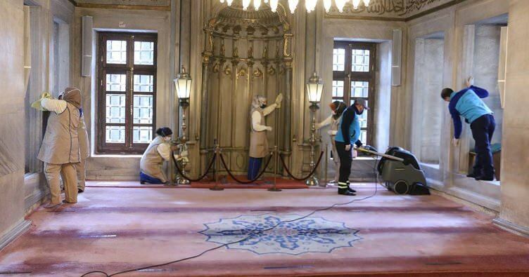La moschea Eyüpsultan è stata lavata con acqua di rose prima del Ramadan