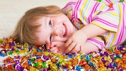 Danno delle caramelle festive ai bambini