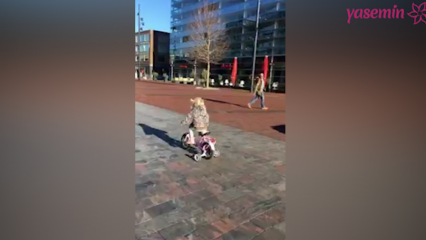 La bambina in bici ha gareggiato con gli sbirri!