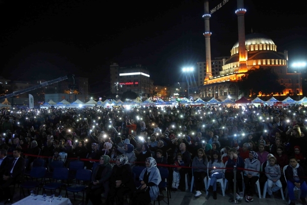 L'artista bosniaco Zeyd Şoto e Eşref Ziya Terzi hanno tenuto un concerto a Bağcılar 