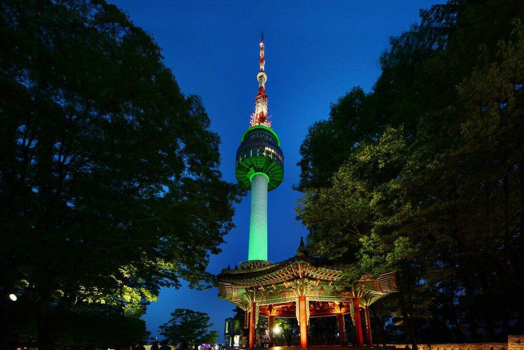 Vista di sera della torre di N Seoul 