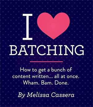 Questa è una copertina per una guida alla creazione di contenuti in batch dal sito web di Melissa Cassera. Il titolo dice "I BATCHING". Il sottotitolo dice "Come ottenere un sacco di contenuti scritti... tutto in una volta. Wham. Bam. Fatto." Lo sfondo è blu scuro con un sottile motivo a pois.
