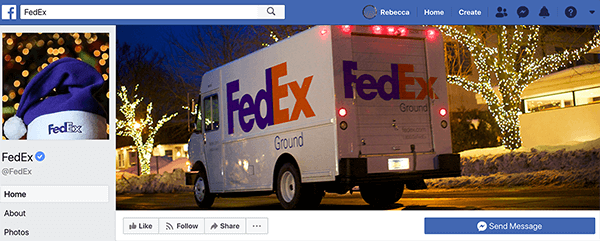 Questo è uno screenshot della pagina Facebook di FedEx. Per le vacanze, l'immagine del profilo è un cappello di Babbo Natale viola con FedEx stampato sulla fascia bianca. La foto di copertina è un camion FedEx che guida vicino a case decorate con luci.
