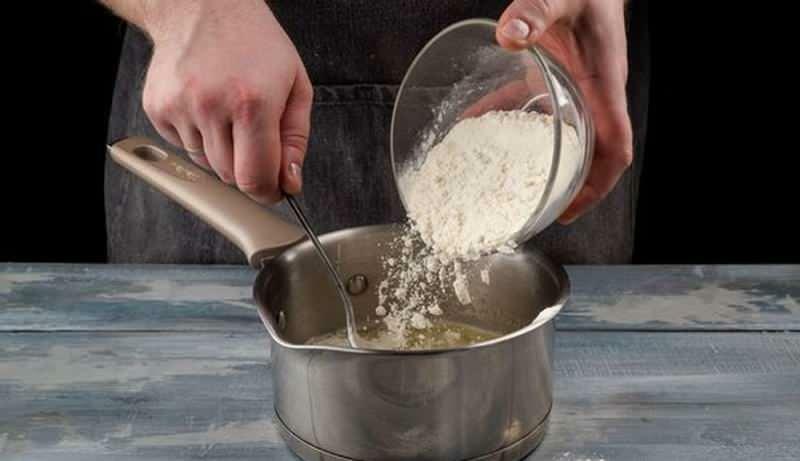 Preparare una salsa con il succo di pasta