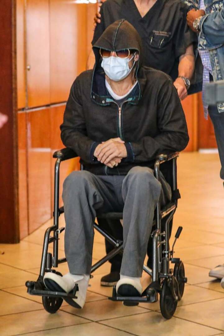 Brad Pitt che esce dalla sedia a rotelle 