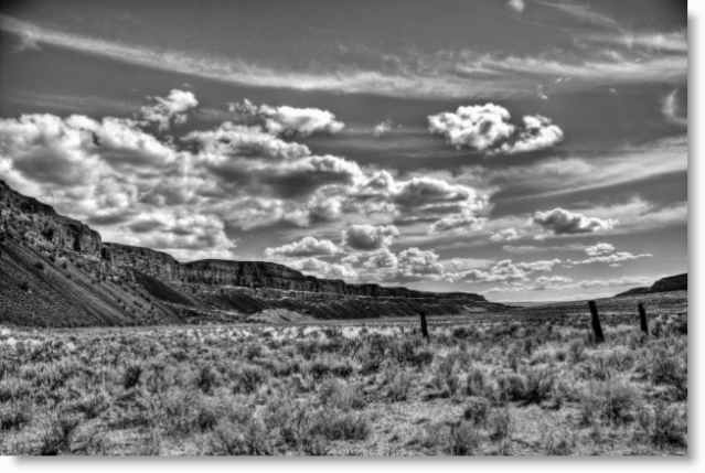 Fotografia Pratica Apertura e profondità di campo Immagine Montagne desertiche in bianco e nero