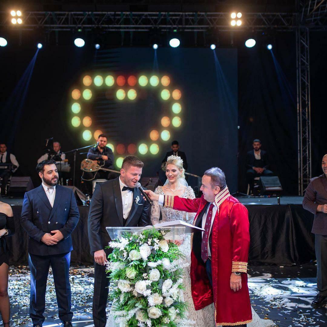 Il matrimonio della famosa coppia è stato celebrato dal sindaco della municipalità metropolitana di Antalya.