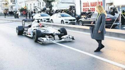 Burcu Esmersoy eclissa l'auto di F1