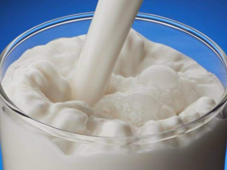 Tecnica di versamento del latte senza spruzzi di latte su di te