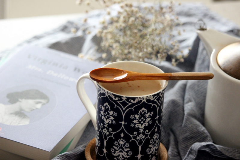Cos'è il Chai Tea Latte e come viene prodotto? Cosa c'è in un Chai Tea Latte?