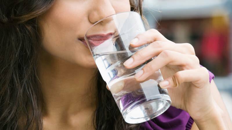 È dannoso bere acqua tra i pasti?