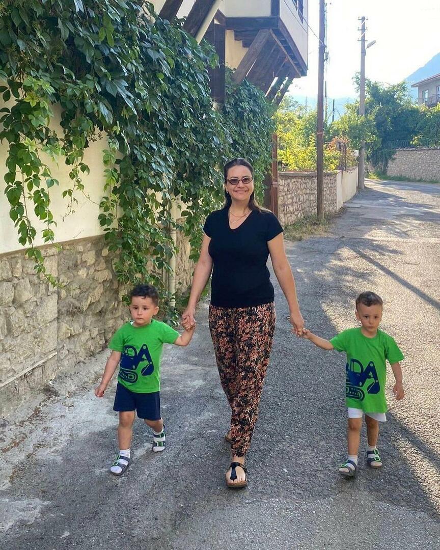 Ezgi Sertel in vacanza con i figli
