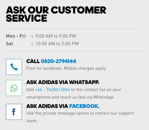 Oltre a un numero di telefono, Adidas include collegamenti WhatsApp e Facebook Messenger per le opzioni di assistenza clienti.