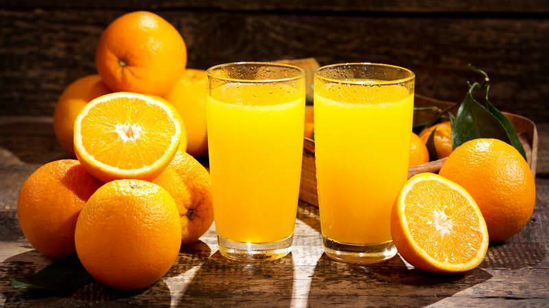 I danni del bere succo d'arancia a colazione