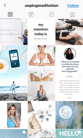 screenshot di esempio del feed Instagram @unplugmeditation che mostra citazioni, prodotti e persone in varie pose di farmaci in azzurro chiaro, abbronzatura e bianco per promuovere il rilassamento e la pace