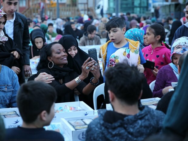 La cantante musulmana Della Miles ha realizzato il suo iftar a Istanbul