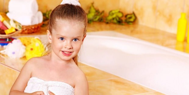 Come dovrebbero fare il bagno i bambini?