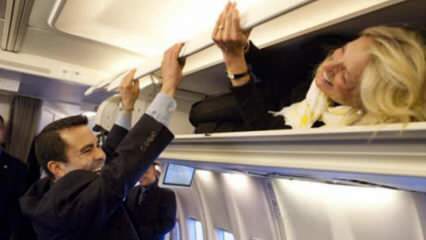 Scherzo del 1 ° aprile di Jill Biden ai giornalisti sull'aereo!