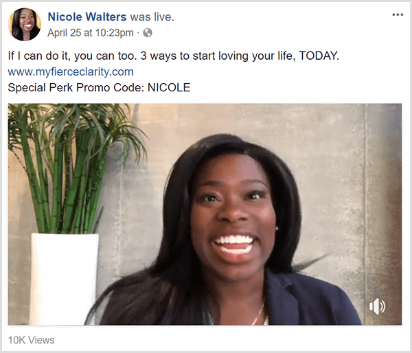Nicole Walters condivide un video live di Facebook che promuove il suo corso Fierce Clarity. Appare in abiti da lavoro davanti a un muro neutro e un'alta pianta di bambù in una fioriera bianca.