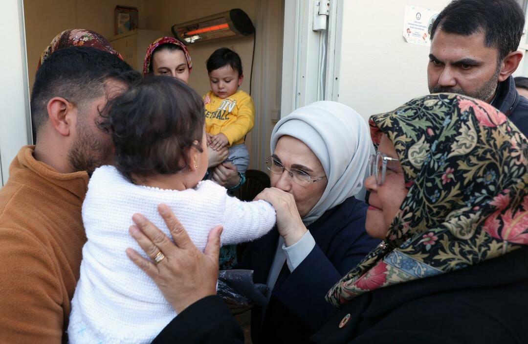 Emine Erdoğan ha visitato le famiglie delle vittime del terremoto